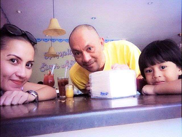 Vina Ferina bersama suami dan anaknya