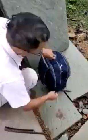 Penemuan ular kobra di dalam tas siswa.