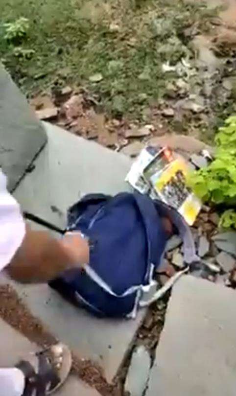 Penemuan ular kobra di dalam tas siswa.