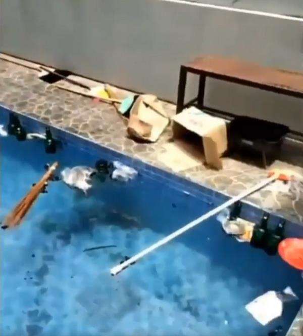 Villa ditinggalkan penyewa berantakan dan penuh sampah.