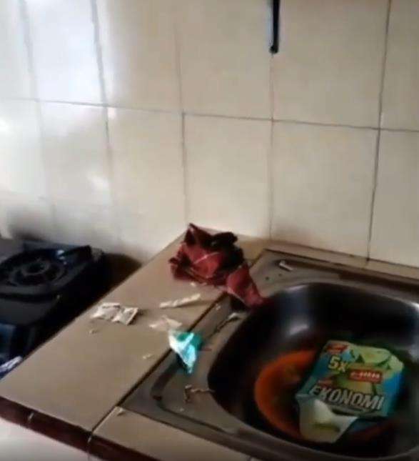 Villa ditinggalkan penyewa berantakan dan penuh sampah.