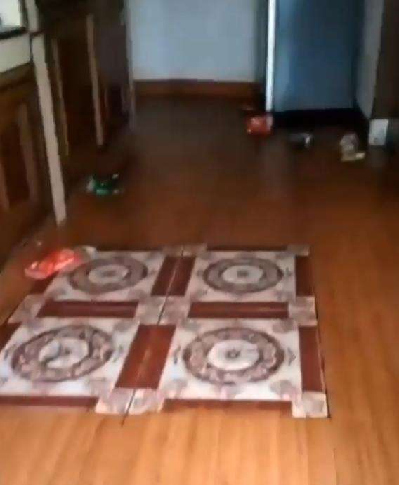 Villa ditinggalkan penyewa berantakan dan penuh sampah.