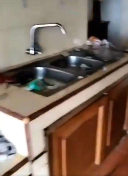 Villa ditinggalkan penyewa berantakan dan penuh sampah.