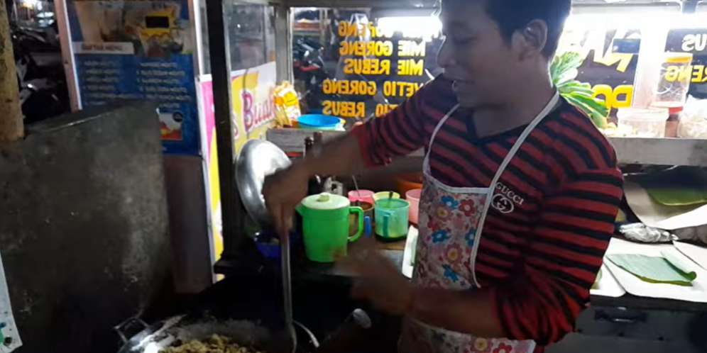 Zaenal, penjual nasi goreng di Pemalang, Jawa Tengah.