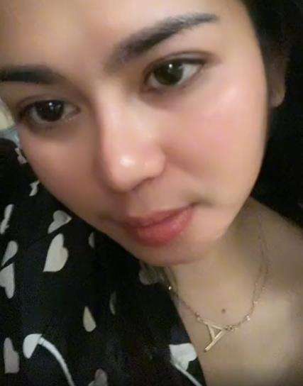 Pesona wanita Suku Dayak saat bangun tidur.