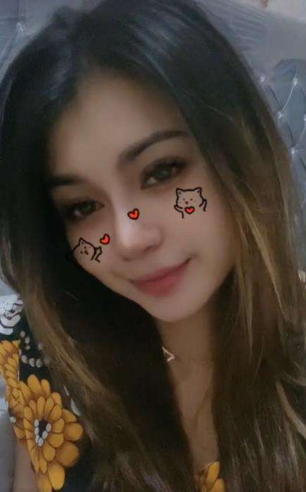Pesona wanita Suku Dayak saat bangun tidur.