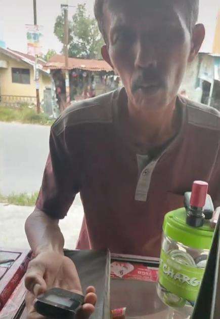 Cerita sedih seorang ayah minta HP diperbaiki.