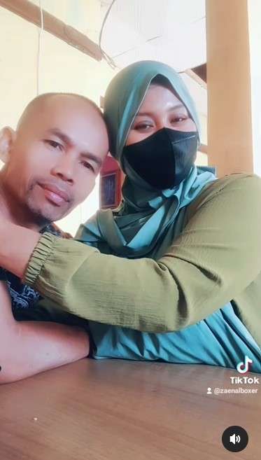 Remon dan istrinya main Tiktok Remon dan istrinya main Tiktok