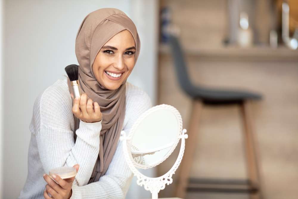 Memakai Kuas Makeup