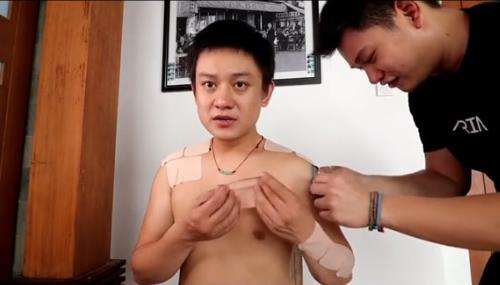 Nekad pasang koyo cabe di sekujur badan.