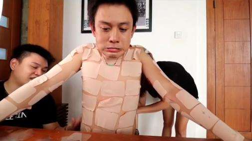 Nekad pasang koyo cabe di sekujur badan.