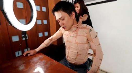 Nekad pasang koyo cabe di sekujur badan.