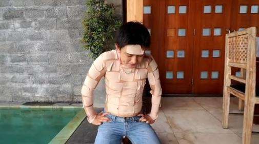 Nekad pasang koyo cabe di sekujur badan.