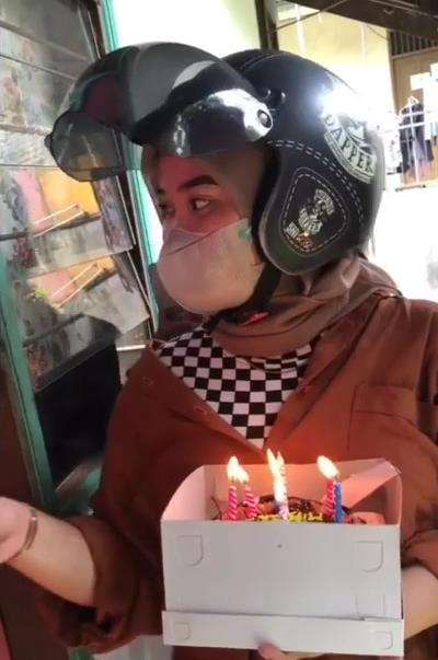 Malu banget, mau kasih kejutan ultah ternyata salah kamar kos.