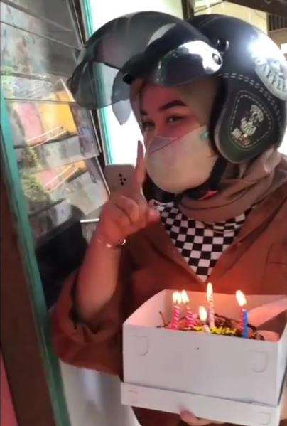 Malu banget, mau kasih kejutan ultah ternyata salah kamar kos.