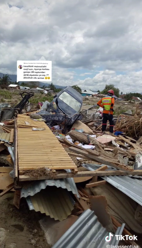 Seluruh Keluarga Jadi Korban Gempa Palu, Wanita Ini Terpaksa Rayakan Ulang Tahun Sendirian di Makam