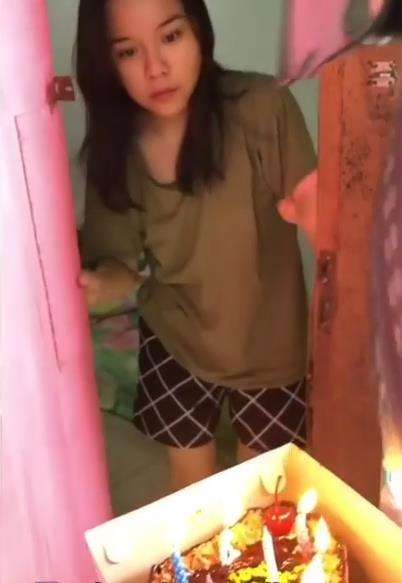 Malu banget, mau kasih kejutan ultah ternyata salah kamar kos.