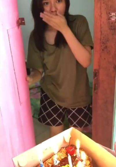Malu banget, mau kasih kejutan ultah ternyata salah kamar kos.