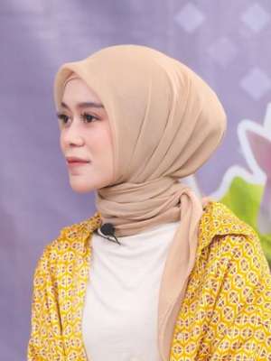Sumber kekayaan Lesti Kejora.