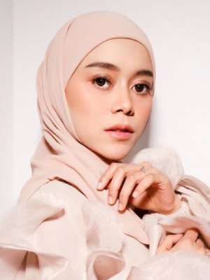 Sumber kekayaan Lesti Kejora.