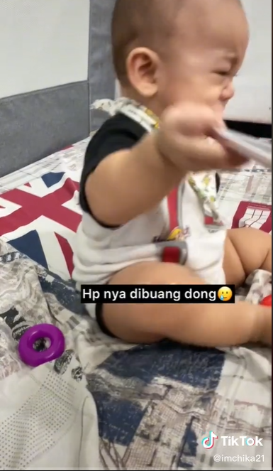 Cerdas Sejak Dini, Bayi Ini Pilih Buku Kalkulus daripada Tontonan di Handphone