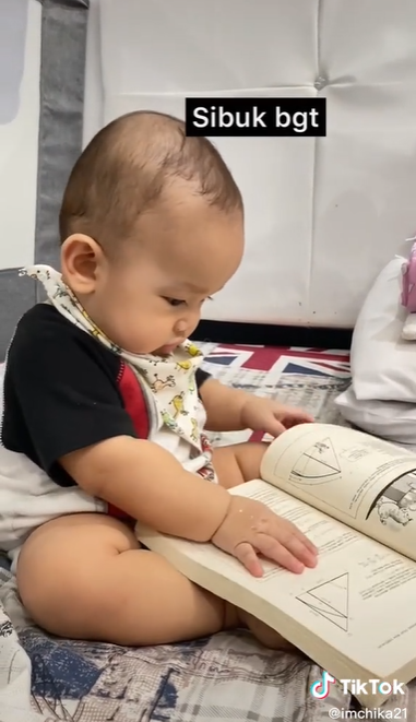 Cerdas Sejak Dini, Bayi Ini Pilih Buku Kalkulus daripada Tontonan di Handphone