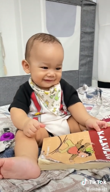 Cerdas Sejak Dini, Bayi Ini Pilih Buku Kalkulus daripada Tontonan di Handphone
