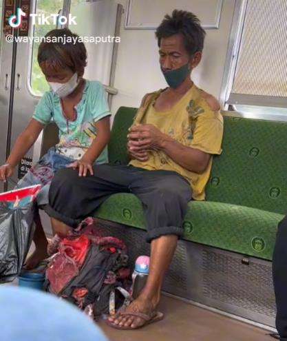 Keadaan bapak dan putrinya ini bikin terenyuh netizen.