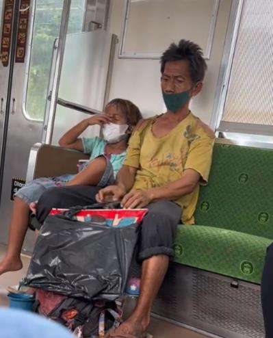Keadaan bapak dan putrinya ini bikin terenyuh netizen.