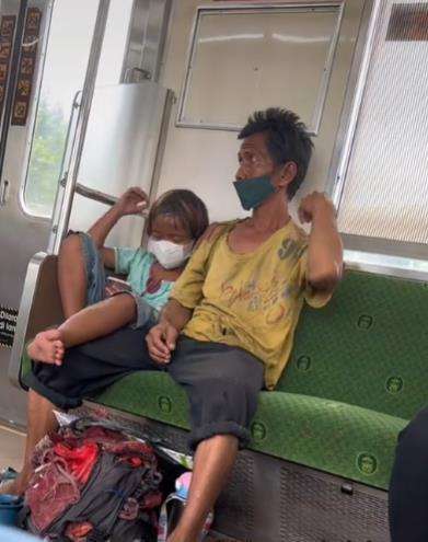 Keadaan bapak dan putrinya ini bikin terenyuh netizen.