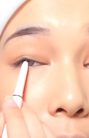 Memakai Eyeliner