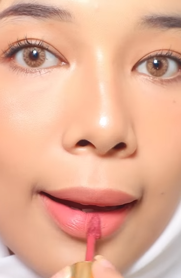 Memakai Lipstik
