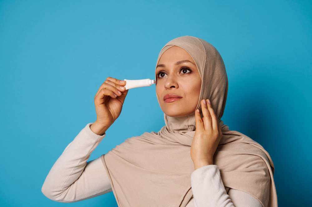 Memakai Eye Cream