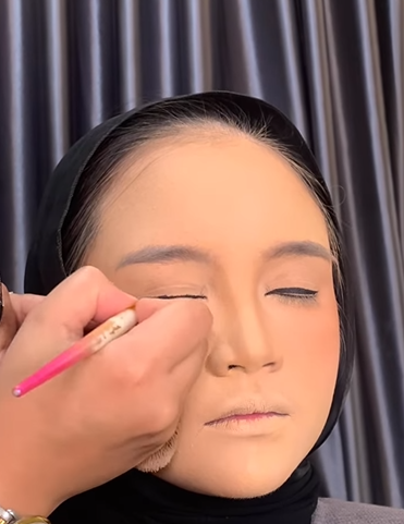 Memakai Bulu Mata Palsu