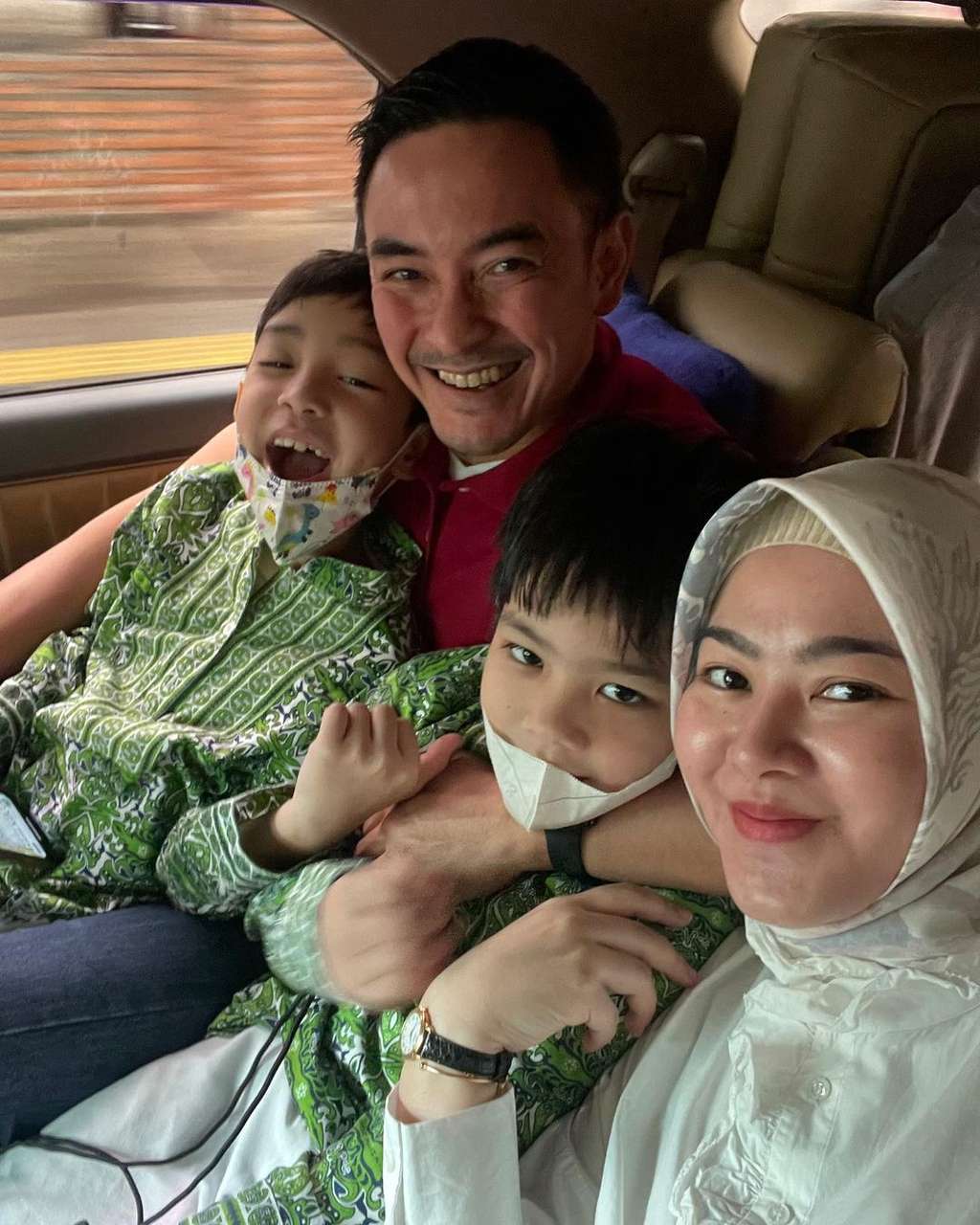 Zumi Zola bersama Sherrin dan dua putranya (Foto: @stharia) Zumi Zola bersama Sherrin dan dua putranya (Foto: @stharia)