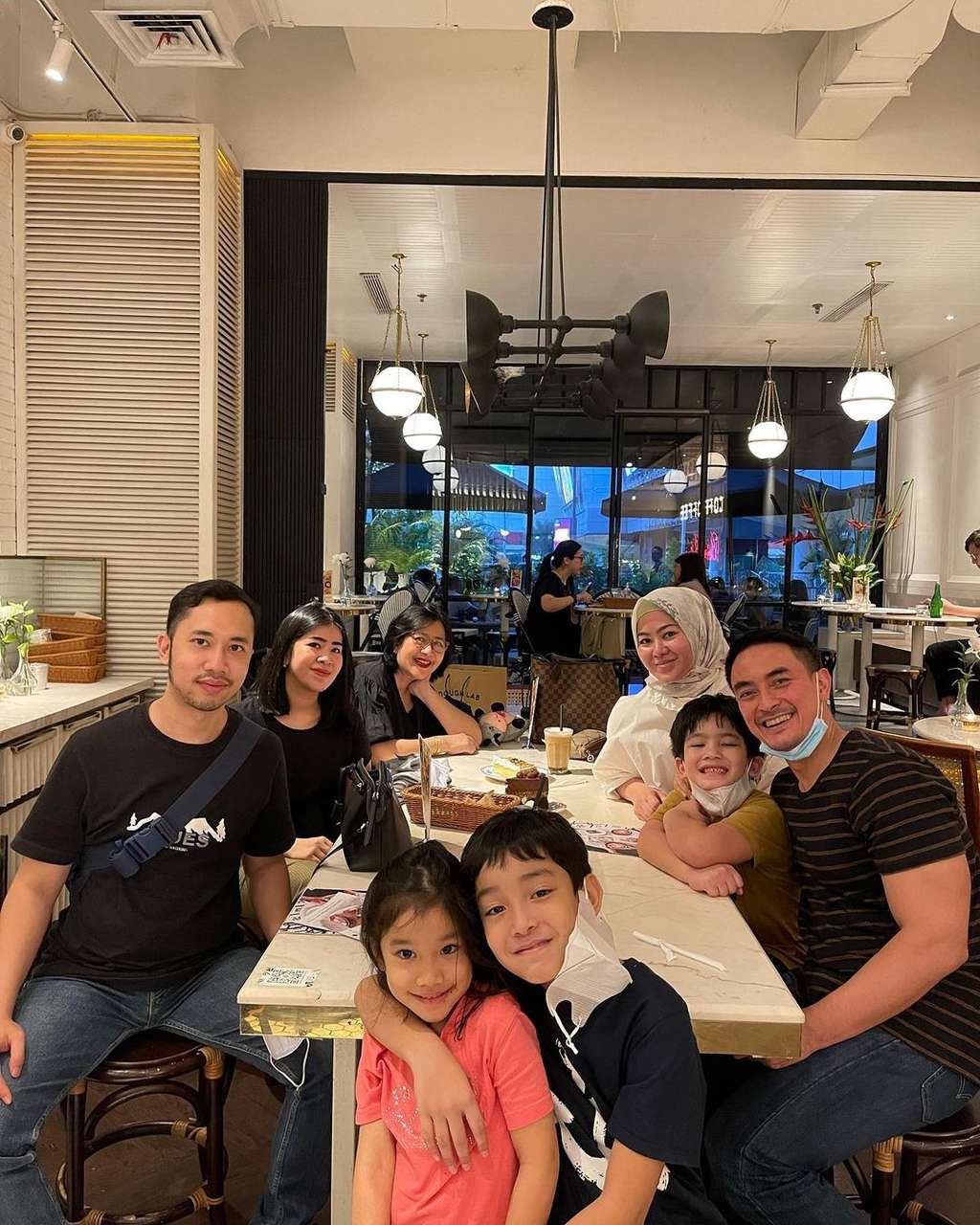 Zumi Zola bersama Sherrin dan dua putranya (Foto: @stharia) Zumi Zola bersama Sherrin dan dua putranya (Foto: @stharia)