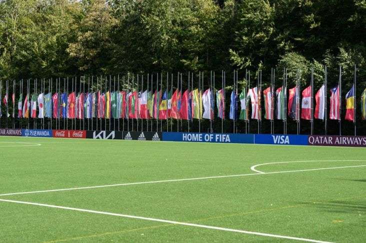 bendera negara-negara FIFA berkibar setengah tiang