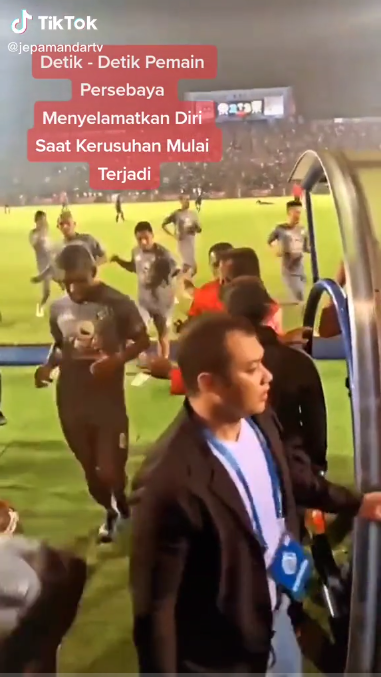 Detik-detik Mencekam Pemain Persebaya Selamatkan Diri Saat Tragedi Kanjuruhan, Sembunyi di Ruang Ganti Detik-detik Mencekam Pemain Persebaya Selamatkan Diri Saat Tragedi Kanjuruhan, Sembunyi di Ruang Ganti