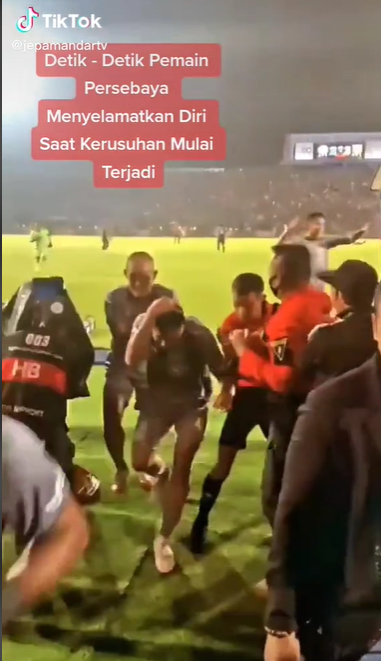 Detik-detik Mencekam Pemain Persebaya Selamatkan Diri Saat Tragedi Kanjuruhan, Sembunyi di Ruang Ganti Detik-detik Mencekam Pemain Persebaya Selamatkan Diri Saat Tragedi Kanjuruhan, Sembunyi di Ruang Ganti
