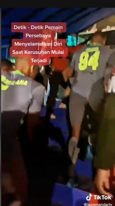 Detik-detik Mencekam Pemain Persebaya Selamatkan Diri Saat Tragedi Kanjuruhan, Sembunyi di Ruang Ganti Detik-detik Mencekam Pemain Persebaya Selamatkan Diri Saat Tragedi Kanjuruhan, Sembunyi di Ruang Ganti