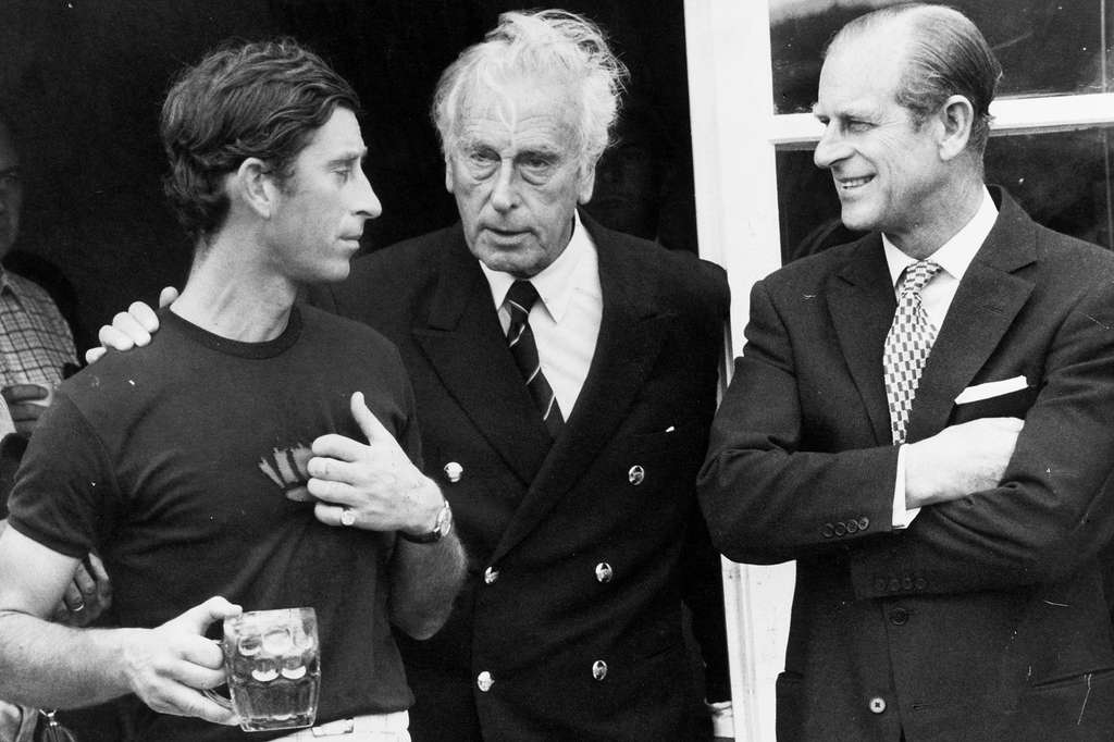 Lord Mountbatten (tengah) bresama Pangeran Charles dan Pangeran Philip Lord Mountbatten (tengah) bresama Pangeran Charles dan Pangeran Philip