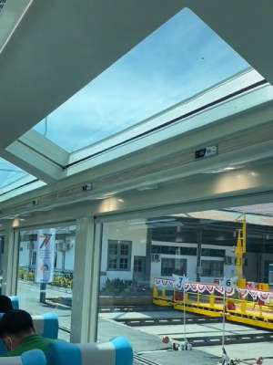 Isi gerbong kereta panoramic.