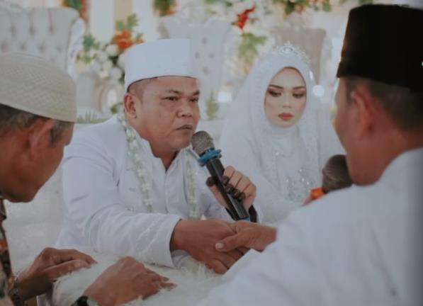 Viral pernikahan pasangan beda usia jauh kayak bapak dan anak perempuannya.