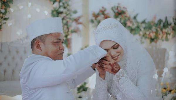 Viral pernikahan pasangan beda usia jauh kayak bapak dan anak perempuannya.
