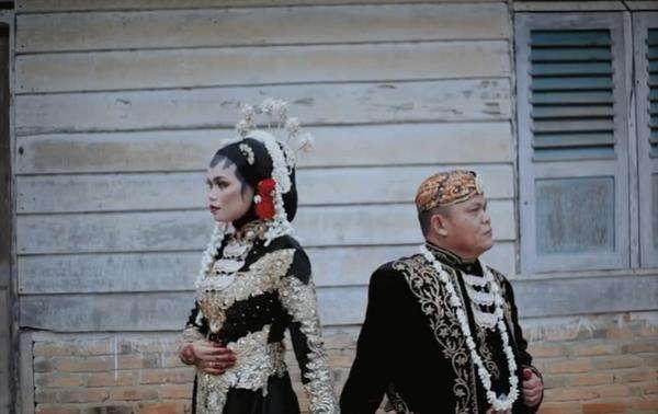 Viral pernikahan pasangan beda usia jauh kayak bapak dan anak perempuannya.