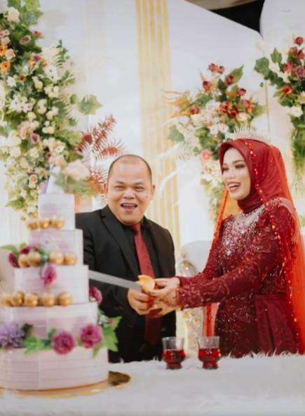 Viral pernikahan pasangan beda usia jauh kayak bapak dan anak perempuannya.