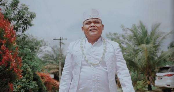 Viral pernikahan pasangan beda usia jauh kayak bapak dan anak perempuannya.