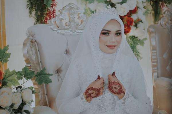 Viral pernikahan pasangan beda usia jauh kayak bapak dan anak perempuannya.