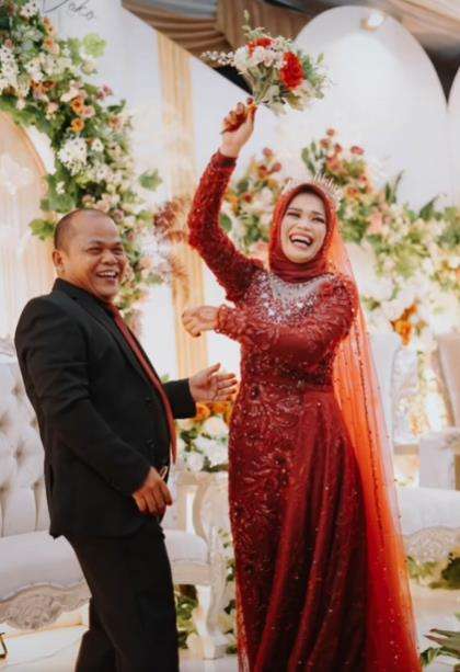 Viral pernikahan pasangan beda usia jauh kayak bapak dan anak perempuannya.