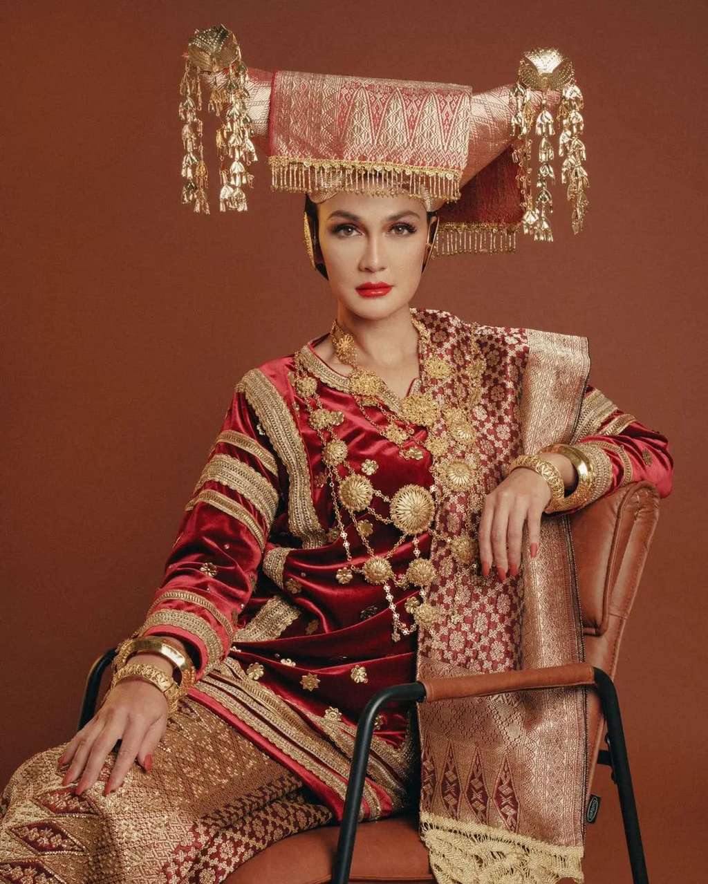 Luna Maya Kenakan Pakaian Adat Minang